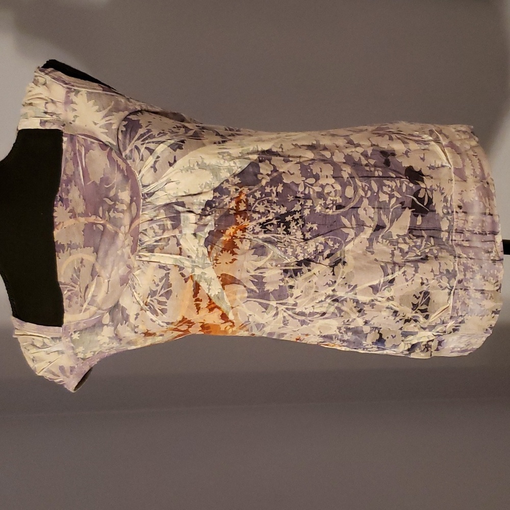 🛍️ 2/$6 🛍️ Flower pattern shirt